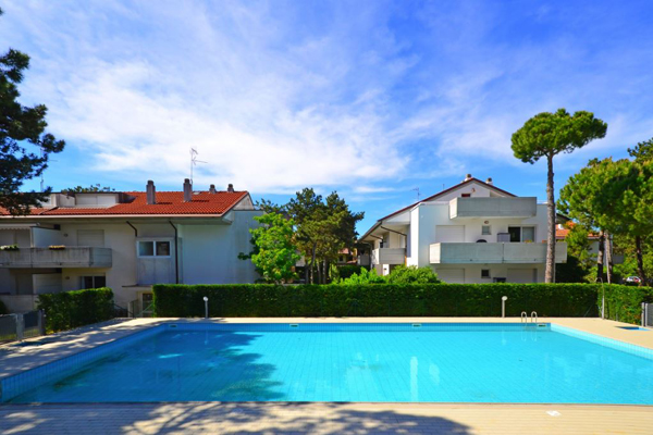 Alloggio in residence a Lignano Pineta vicino al parco Hemingway, con piscina