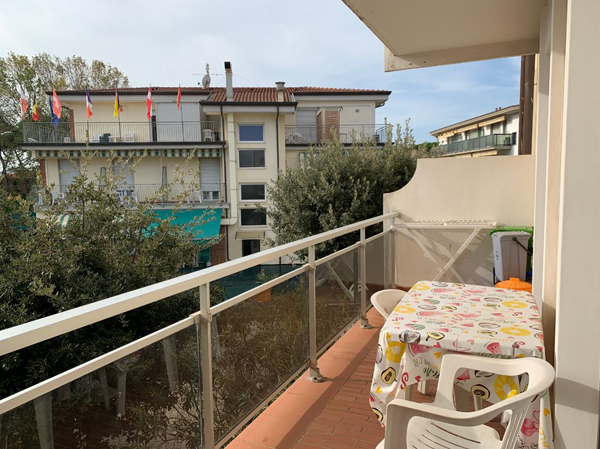 Marina di Massa via Pisa alloggio al 1° piano per 4/6 persone